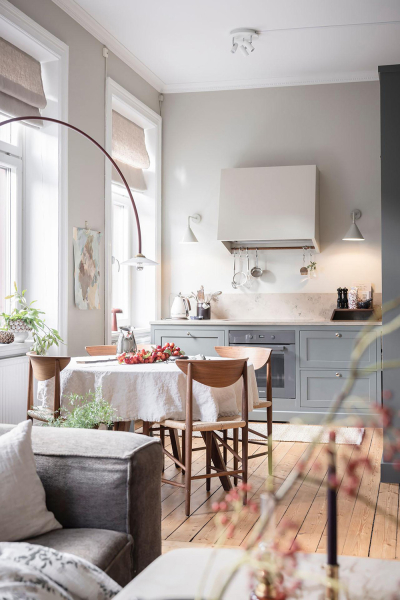 Открытая гостиная с галереей постеров и тёмные спальни: квартира в Швеции (71 кв. м)