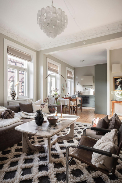 Открытая гостиная с галереей постеров и тёмные спальни: квартира в Швеции (71 кв. м)