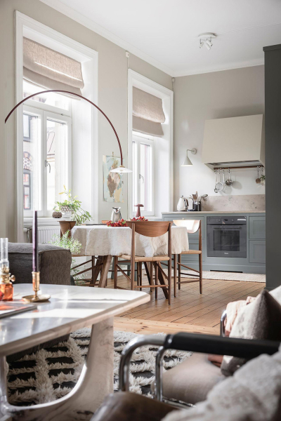 Открытая гостиная с галереей постеров и тёмные спальни: квартира в Швеции (71 кв. м)