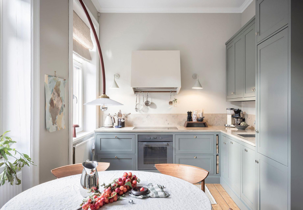 Открытая гостиная с галереей постеров и тёмные спальни: квартира в Швеции (71 кв. м)