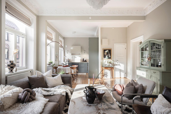 Открытая гостиная с галереей постеров и тёмные спальни: квартира в Швеции (71 кв. м)