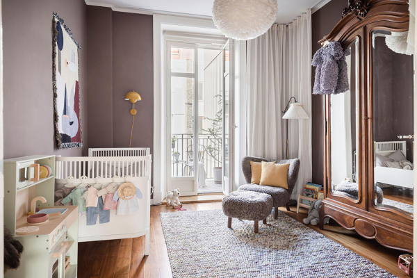 Открытая гостиная с галереей постеров и тёмные спальни: квартира в Швеции (71 кв. м)