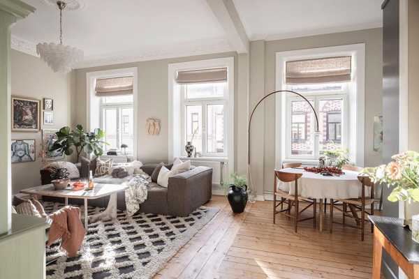 Открытая гостиная с галереей постеров и тёмные спальни: квартира в Швеции (71 кв. м)