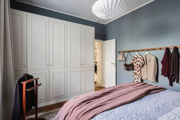 Открытая гостиная с галереей постеров и тёмные спальни: квартира в Швеции (71 кв. м)