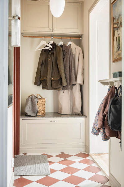 Открытая гостиная с галереей постеров и тёмные спальни: квартира в Швеции (71 кв. м)