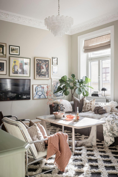Открытая гостиная с галереей постеров и тёмные спальни: квартира в Швеции (71 кв. м)