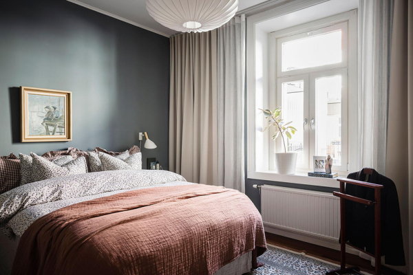 Открытая гостиная с галереей постеров и тёмные спальни: квартира в Швеции (71 кв. м)