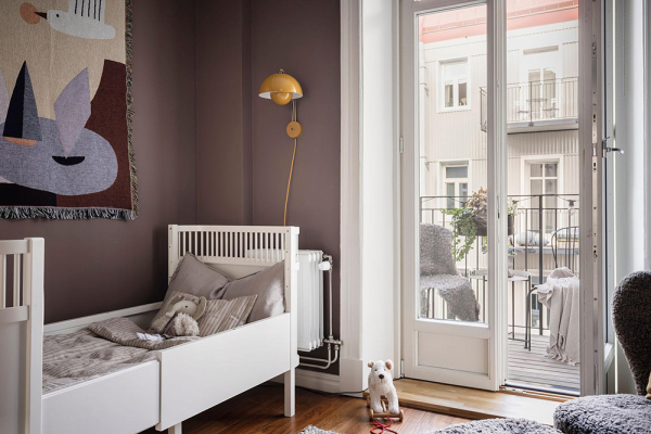 Открытая гостиная с галереей постеров и тёмные спальни: квартира в Швеции (71 кв. м)