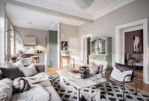 Открытая гостиная с галереей постеров и тёмные спальни: квартира в Швеции (71 кв. м)