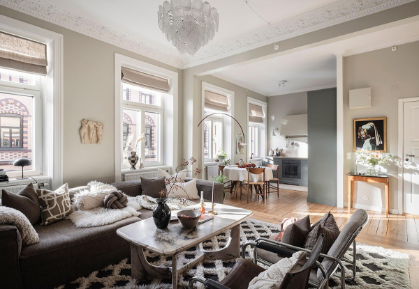 Открытая гостиная с галереей постеров и тёмные спальни: квартира в Швеции (71 кв. м)