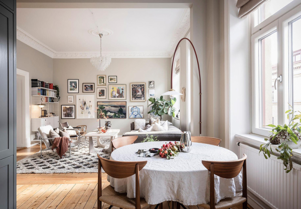 Открытая гостиная с галереей постеров и тёмные спальни: квартира в Швеции (71 кв. м)