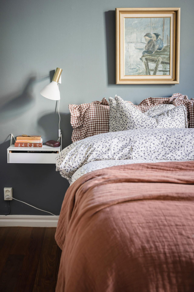 Открытая гостиная с галереей постеров и тёмные спальни: квартира в Швеции (71 кв. м)