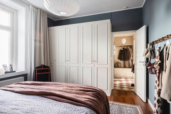 Открытая гостиная с галереей постеров и тёмные спальни: квартира в Швеции (71 кв. м)