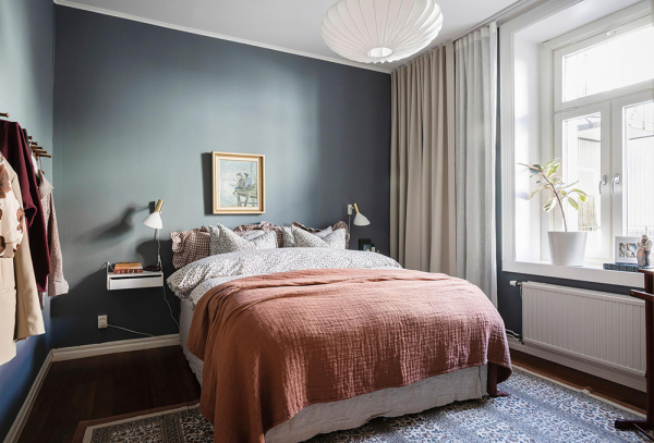 Открытая гостиная с галереей постеров и тёмные спальни: квартира в Швеции (71 кв. м)