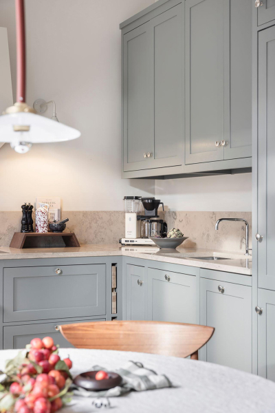 Открытая гостиная с галереей постеров и тёмные спальни: квартира в Швеции (71 кв. м)