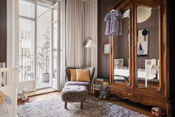 Открытая гостиная с галереей постеров и тёмные спальни: квартира в Швеции (71 кв. м)