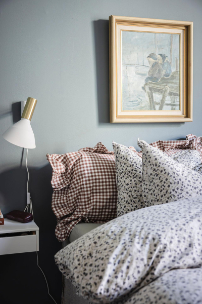 Открытая гостиная с галереей постеров и тёмные спальни: квартира в Швеции (71 кв. м)