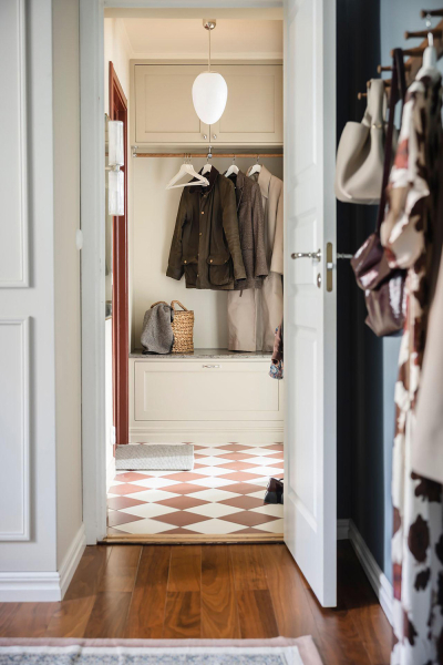 Открытая гостиная с галереей постеров и тёмные спальни: квартира в Швеции (71 кв. м)