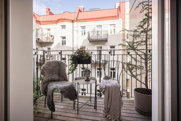 Открытая гостиная с галереей постеров и тёмные спальни: квартира в Швеции (71 кв. м)