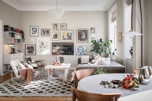 Открытая гостиная с галереей постеров и тёмные спальни: квартира в Швеции (71 кв. м)