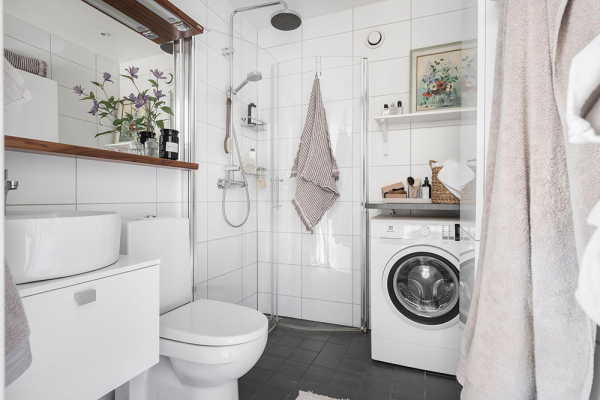 Открытая гостиная с галереей постеров и тёмные спальни: квартира в Швеции (71 кв. м)