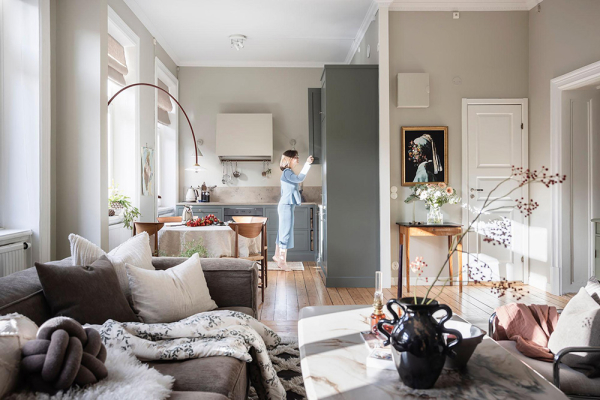 Открытая гостиная с галереей постеров и тёмные спальни: квартира в Швеции (71 кв. м)