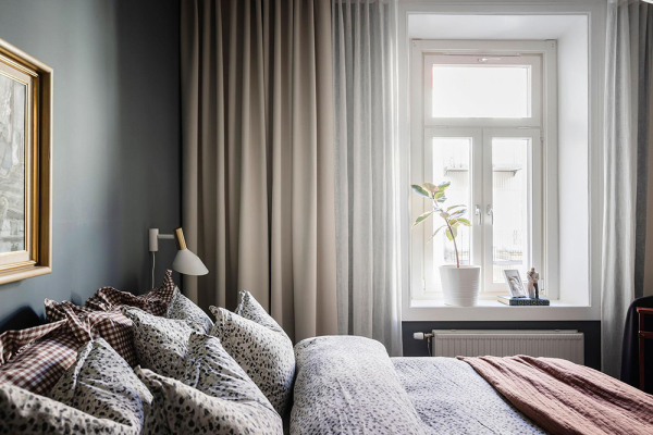 Открытая гостиная с галереей постеров и тёмные спальни: квартира в Швеции (71 кв. м)