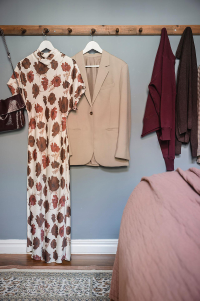 Открытая гостиная с галереей постеров и тёмные спальни: квартира в Швеции (71 кв. м)