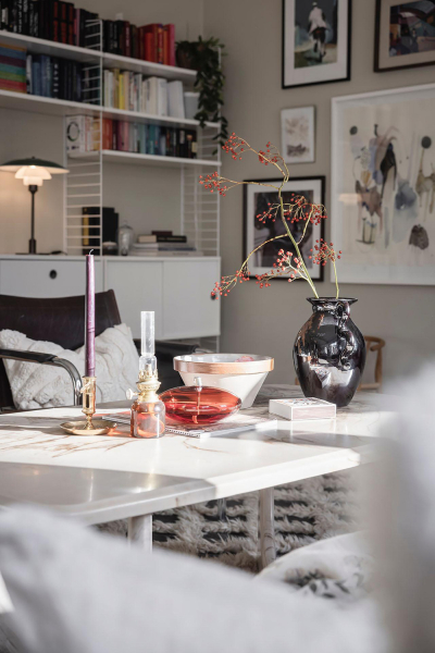 Открытая гостиная с галереей постеров и тёмные спальни: квартира в Швеции (71 кв. м)