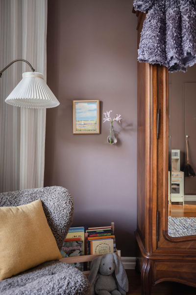 Открытая гостиная с галереей постеров и тёмные спальни: квартира в Швеции (71 кв. м)