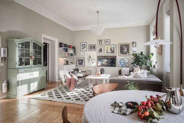 Открытая гостиная с галереей постеров и тёмные спальни: квартира в Швеции (71 кв. м)