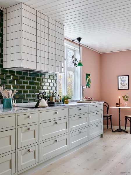 Пара преобразила старый коттедж в Швеции, который был никому не интересен Пара преобразила старый коттедж в Швеции, который был никому не интересен