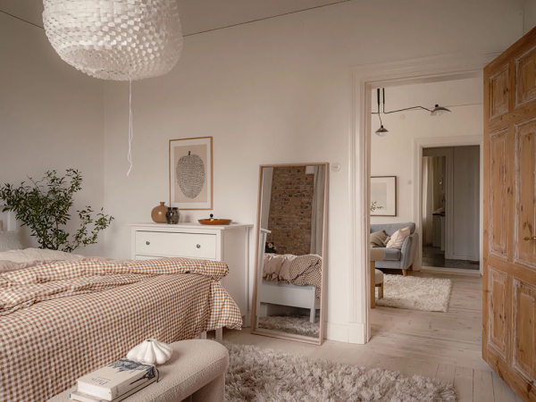 Пастельно-голубой диван и много текстиля: мягкий интерьер в Швеции (61 кв. м)