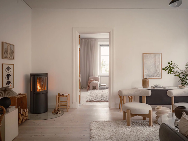 Пастельно-голубой диван и много текстиля: мягкий интерьер в Швеции (61 кв. м)