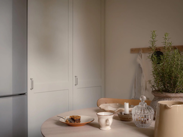 Пастельно-голубой диван и много текстиля: мягкий интерьер в Швеции (61 кв. м)