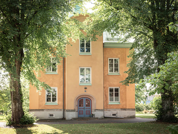 Пастельно-голубой диван и много текстиля: мягкий интерьер в Швеции (61 кв. м)