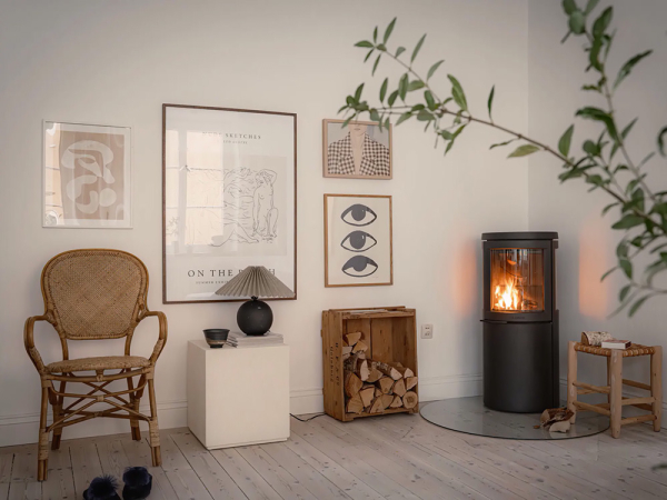 Пастельно-голубой диван и много текстиля: мягкий интерьер в Швеции (61 кв. м)