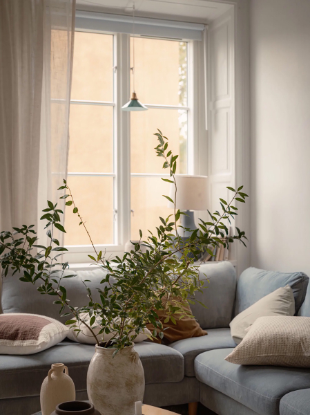 Пастельно-голубой диван и много текстиля: мягкий интерьер в Швеции (61 кв. м)