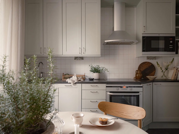 Пастельно-голубой диван и много текстиля: мягкий интерьер в Швеции (61 кв. м)