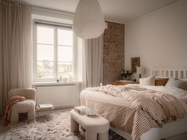 Пастельно-голубой диван и много текстиля: мягкий интерьер в Швеции (61 кв. м)