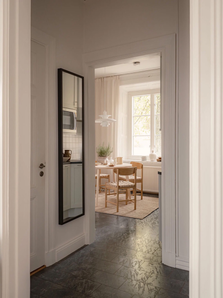 Пастельно-голубой диван и много текстиля: мягкий интерьер в Швеции (61 кв. м)