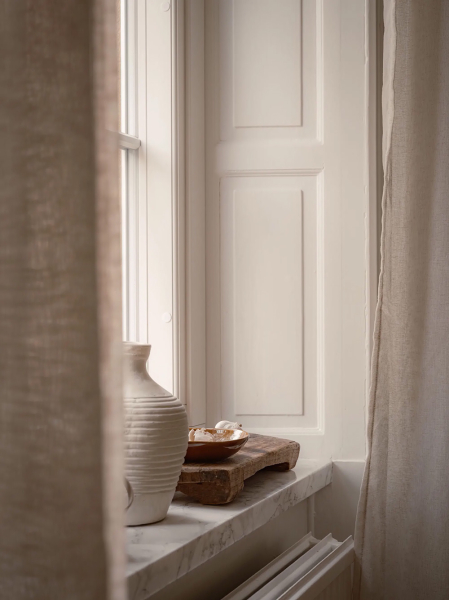 Пастельно-голубой диван и много текстиля: мягкий интерьер в Швеции (61 кв. м)