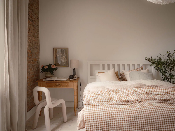 Пастельно-голубой диван и много текстиля: мягкий интерьер в Швеции (61 кв. м)