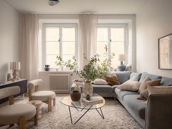 Пастельно-голубой диван и много текстиля: мягкий интерьер в Швеции (61 кв. м)