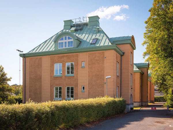 Пастельно-голубой диван и много текстиля: мягкий интерьер в Швеции (61 кв. м)