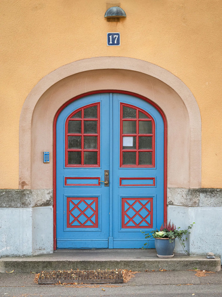 Пастельно-голубой диван и много текстиля: мягкий интерьер в Швеции (61 кв. м)
