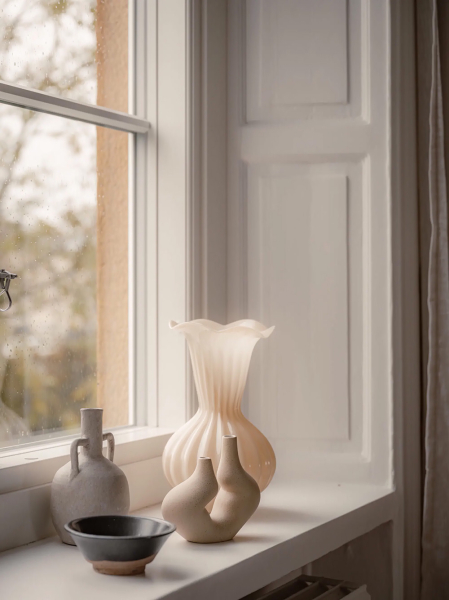 Пастельно-голубой диван и много текстиля: мягкий интерьер в Швеции (61 кв. м)