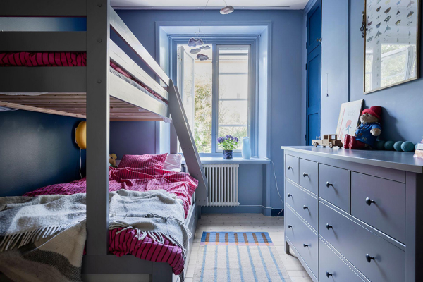 Прекрасная скандинавская квартира с терракотовыми стенами и нотками бохо