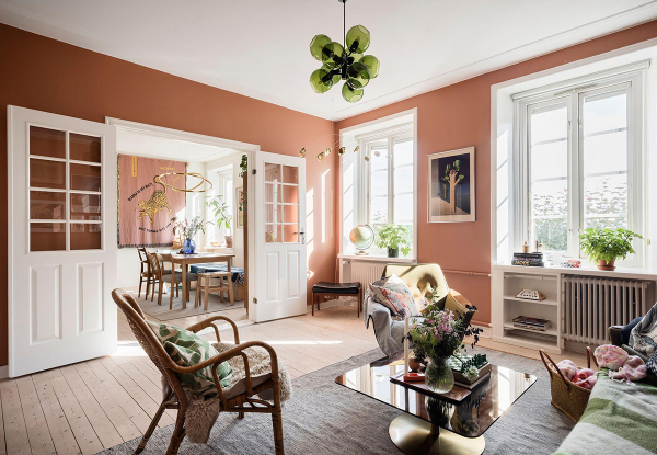 Прекрасная скандинавская квартира с терракотовыми стенами и нотками бохо
