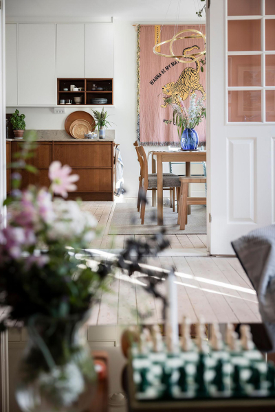 Прекрасная скандинавская квартира с терракотовыми стенами и нотками бохо